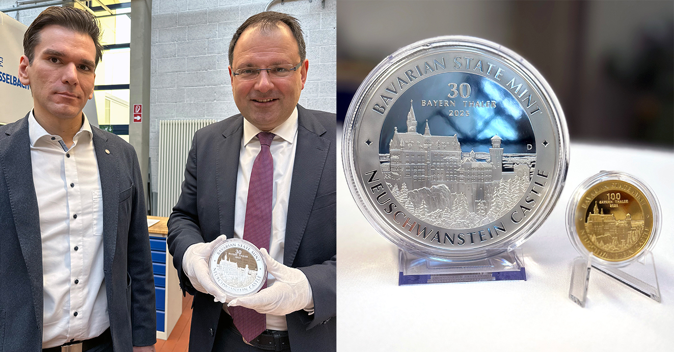 © Bayerisches Hauptmünzamt, München: Münzleiter Reinhard Riffel (links) und Staatssekretär Martin Schöffel stellen Bayern Thaler vor.